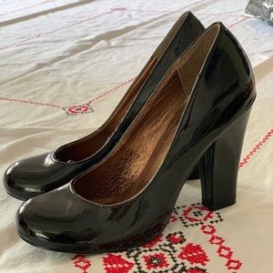 Shiny round toe pump size 5.5 thick heel